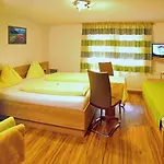 Haus Waldheim בית הארחה 3*